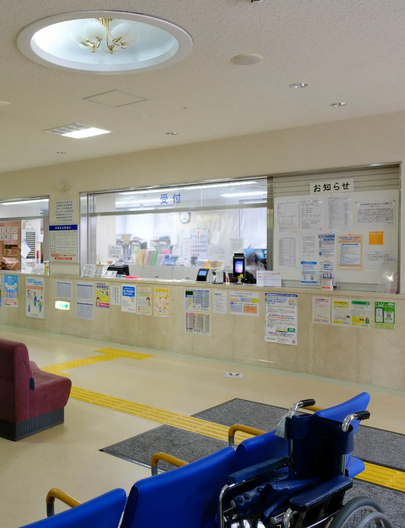 病院の受付または待合室の画像